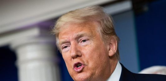 El presidente Donald Trump planea expulsar de inmediato a México a todos los migrantes que ingresen irregularmente al país a causa del COVID-19.