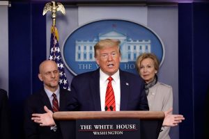 El presidente Donald Trump pidi&oacute; este jueves acelerar los ensayos cl&iacute;nicos para medir la efectividad contra el nuevo coronavirus de dos medicamentos dise&ntilde;ados para combatir la malaria y el &eacute;bola