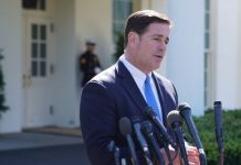 Anuncian grupo de 26 estados para reforzar la seguridad fronteriza de EE.UU. El gobernador de Arizona, Doug Ducey, firmó este lunes una orden ejecutiva para que la población permanezca en sus hogares, excepto para llevar a cabo actividades esenciales