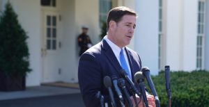 El gobernador de Arizona, Doug Ducey, firmó este lunes una orden ejecutiva para que la población permanezca en sus hogares, excepto para llevar a cabo actividades esenciales