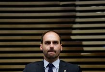 El diputado Eduardo Bolsonaro, hijo del presidente del Brasil, el ultraderechista Jair Bolsonaro, puso en jaque las relaciones entre la potencia sudamericana y China, su principal socio comercial, tras culpar al país asiático de causar la crisis que se vive actualmente