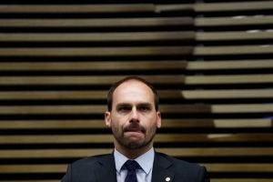El diputado Eduardo Bolsonaro, hijo del presidente del Brasil, el ultraderechista Jair Bolsonaro, puso en jaque las relaciones entre la potencia sudamericana y China, su principal socio comercial, tras culpar al pa&iacute;s asi&aacute;tico de causar la crisis que se vive actualmente