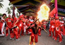 El Carnaval dominicano derrocha color y música a raudales Miles de dominicanos presenciaron este domingo en el malecón de la capital el Desfile Nacional de Carnaval