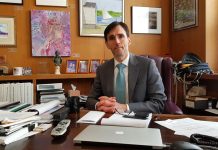 "Ayer se anunció una cosa llamada zona de contención. Es una área de una milla (1,6 kilómetros) de radio donde las grandes reuniones estarán prohibidas. Pero no es una zona de exclusión o de cuarentena estricta. La gente puede seguir entrando y saliendo", asegura en su despacho Noam Bramson, el alcalde de New Rochelle