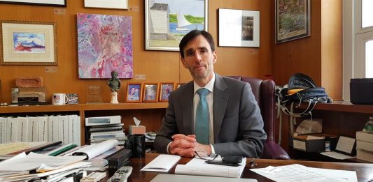 "Ayer se anunció una cosa llamada zona de contención. Es una área de una milla (1,6 kilómetros) de radio donde las grandes reuniones estarán prohibidas. Pero no es una zona de exclusión o de cuarentena estricta. La gente puede seguir entrando y saliendo", asegura en su despacho Noam Bramson, el alcalde de New Rochelle