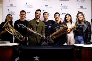 El artista puertorriqueño Luis Fonsi entrega instrumentos