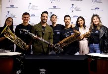 El artista puertorriqueño Luis Fonsi entrega instrumentos