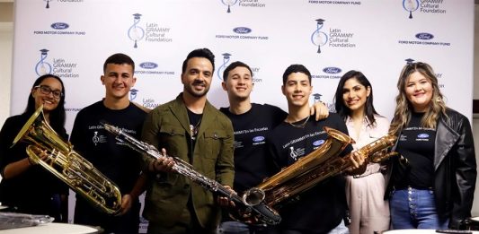 El artista puertorriqueño Luis Fonsi entrega instrumentos