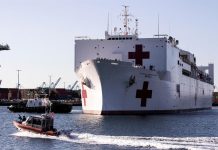 El buque hospital Mercy de la Marina estadounidense con capacidad para 1.000 camas atracó este viernes en Los Ángeles con 800 profesionales para asistir a los sanitarios durante la crisis del nuevo coronavirus.