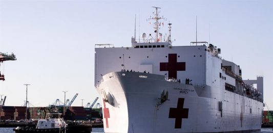 El buque hospital Mercy de la Marina estadounidense con capacidad para 1.000 camas atracó este viernes en Los Ángeles con 800 profesionales para asistir a los sanitarios durante la crisis del nuevo coronavirus.