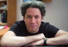 Una figura de la música clásica como Gustavo Dudamel y una estrella del género urbano como Residente fundieron hoy su arte en Los Ángeles