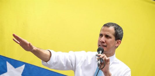 El líder opositor de Venezuela Juan Guaidó anunció este miércoles la entrega de 20 millones de dólares, provenientes de "cuentas rescatadas por el Gobierno encargado"