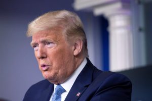 El presidente Donald Trump autoriz&oacute; este domingo a los fabricantes de veh&iacute;culos Ford, General Motors y Tesla a producir ventiladores 