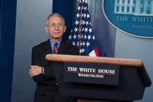 El principal epidemi&oacute;logo del Gobierno, Anthony Fauci, no descart&oacute; este domingo que, seg&uacute;n las proyecciones, el n&uacute;mero de muertos por COVID-19 en el pa&iacute;s alcance los 100.000 o incluso m&aacute;s