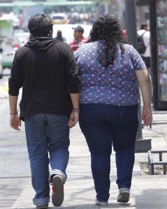 El sobrepeso, la diabetes o la hipertensi&oacute;n que padecen millones de mexicanos convierten al pa&iacute;s en caldo de cultivo para decenas de miles de casos graves de COVID-19 