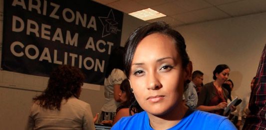 Andiola, quien formó parte del equipo de Bernie Sanders en la campaña electoral de 2016, señaló que, al margen del aspirante que se haga con la nominación, el Partido Demócrata no puede permitirse la fragmentación