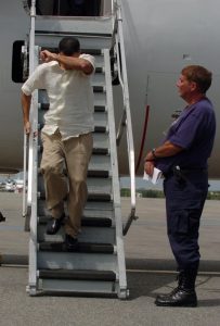 Las autoridades migratorias de Estados Unidos deportaron a 119 cubanos en un solo vuelo a La Habana, el segundo gran grupo repatriado durante el gobierno de Donald Trump.
