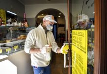 En el plástico y el acero inoxidable puede permanecer entre dos y tres días.
