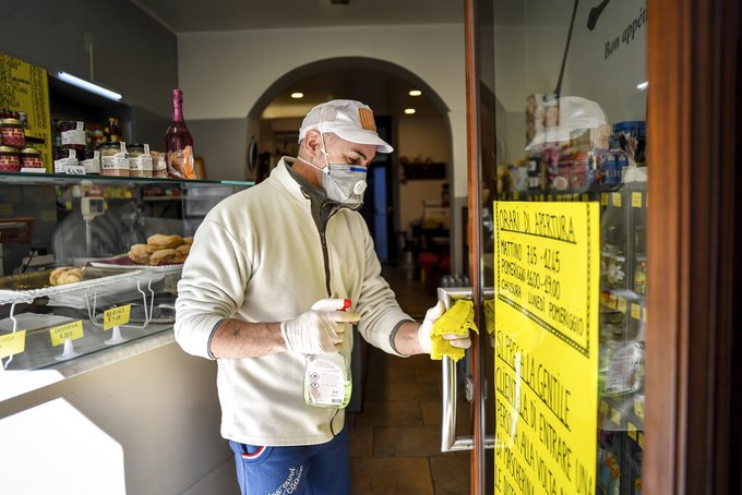 En el pl&aacute;stico y el acero inoxidable puede permanecer entre dos y tres d&iacute;as.
