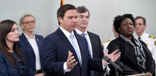 Terrie Rizzo, presidenta del FDP, calificó de "inaceptable" que el gobierno de DeSantis no haya divulgado la lista de sitios de votación afectados.
