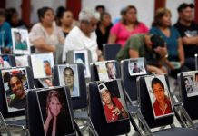 Unas 80 familias realizan estos días una caravana por varios estados de México para buscar a sus desaparecidos con vida.