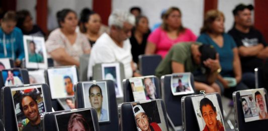 Unas 80 familias realizan estos días una caravana por varios estados de México para buscar a sus desaparecidos con vida.