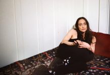 Fiona Apple cuenta que dejó la cocaína tras una "atroz noche" con Tarantino La cantautora estadounidense Fiona Apple reveló en una entrevista que decidió dejar de consumir cocaína tras pasar una "noche atroz" en el hogar de Quentin Tarantino