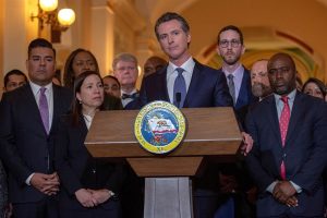 El Gobernador de California, Gavin Newsom, decret&oacute; este jueves una cuarentena para los casi 40 millones de residentes del estado