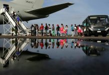 Gobierno repatría ciudadanos en los aviones en los que deporta a inmigrantes En los vuelos de retorno a Estados Unidos, y en cooperación con el Departamento de Estado, ICE facilitó el traslado de ciudadanos estadounidenses, añadió la agencia.