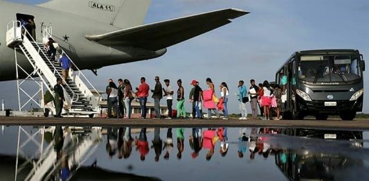 En los vuelos de retorno a Estados Unidos, y en cooperación con el Departamento de Estado, ICE facilitó el traslado de ciudadanos estadounidenses, añadió la agencia.