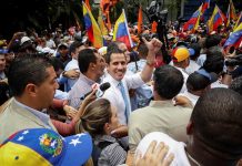 El líder opositor venezolano Juan Guaidó dijo este jueves que se replanteará la estrategia de protestas de calle a las que había convocado contra el Gobierno de Nicolás Maduro