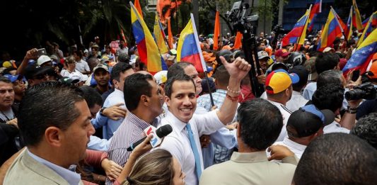El líder opositor venezolano Juan Guaidó dijo este jueves que se replanteará la estrategia de protestas de calle a las que había convocado contra el Gobierno de Nicolás Maduro
