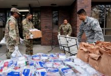 Guardia Nacional reparte comidas en zona cero del coronavirus en Nueva York Las familias de la zona, en su mayoría judíos ortodoxos, están dentro de sus casas siguiendo las recomendaciones de las autoridades y de los rabinos.