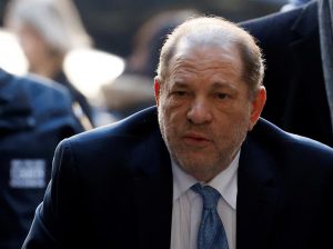Harvey Weinstein fue noticia este fin de semana por haber dado positivo por coronavirus, pero las autoridades de Los Ángeles, que le acusan de varios delitos sexuales, confirmaron este lunes que, pese a ello, siguen con los trámites para juzgar