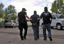 Juez ordena a ICE en Nueva York abolir práctica de encarcelamiento automático Un juez federal de Nueva York ordenó a la oficina del Servicio de Control de Inmigración y Aduanas para esta región poner fin a su práctica de encarcelar a todos los indocumentados