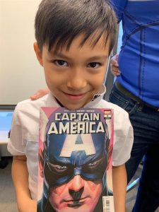 El pequeño hondureño Iker Velázquez, que ha captado el corazón de un vasto público con su disfraz del Capitán América, dio testimonio este martes en inglés ante un tribunal de inmigración en Chicago