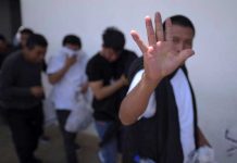 Inmigrantes presos en Florida temen contagio por falta de higiene Los inmigrantes del centro de Pompano Beach señalaron que hay varios de ellos con síntomas de gripe.