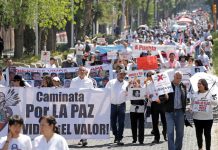 Adrián y Bryan LeBarón, familiares de los mormones masacrados en noviembre pasado en el noroeste mexicano, se unieron este domingo a la marcha por la justicia en Puebla