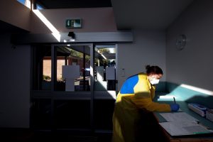 Un equipo de químicos del Instituto Tecnológico de Massachuset está probando un fragmento de proteína que creen que podría inhibir la capacidad del coronavirus para entrar en las células humanas.