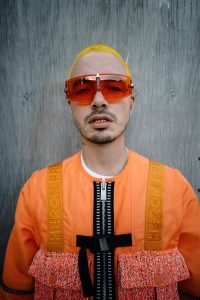 J Balvin lanz&oacute; este viernes al mercado su sexto &aacute;lbum de estudio, titulado "Colores", con la esperanza de que funcione como ant&iacute;doto a la ansiedad por el coronavirus 