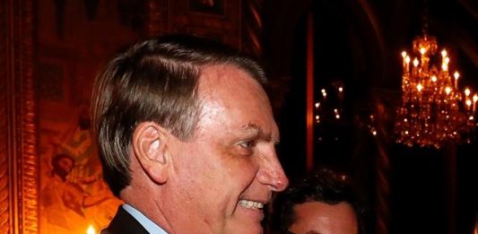 El número de contagiados por coronavirus que acompañaron al presidente de Brasil, Jair Bolsonaro, en su reciente viaje a Florida, en Estados Unidos, aumentó este viernes a cuatro