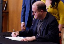 Colorado prohíbe arrestos civiles de inmigrantes en las cortes locales Con la firma este martes del gobernador Jared Polis entró en vigor una nueva ley en Colorado que les prohíbe a los agentes federales de inmigración realizar arrestos civiles en o cerca de las cortes locales