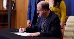 Con la firma este martes del gobernador Jared Polis entró en vigor una nueva ley en Colorado que les prohíbe a los agentes federales de inmigración realizar arrestos civiles en o cerca de las cortes locales