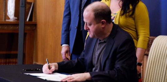 Con la firma este martes del gobernador Jared Polis entró en vigor una nueva ley en Colorado que les prohíbe a los agentes federales de inmigración realizar arrestos civiles en o cerca de las cortes locales