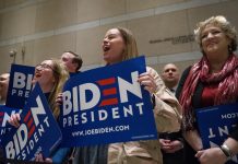 Los latinos de Florida prefieren a Biden para enfrentar a Trump La mayoría de los votantes hispanos de Florida prefiere al exvicepresidente Joe Biden que al senador Bernie Sanders para medirse en noviembre al presidente Donald Trump
