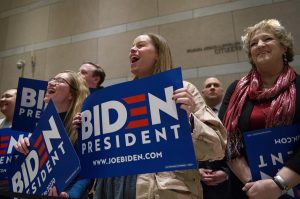 La mayor&iacute;a de los votantes hispanos de Florida prefiere al exvicepresidente Joe Biden que al senador Bernie Sanders para medirse en noviembre al presidente Donald Trump