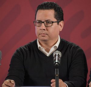 Aunque las dos pruebas del COVID-19 fueron positivas, el hombre no presenta s&iacute;ntomas, por lo que no se considera como uno de los cuatro casos oficiales que hay en M&eacute;xico, explic&oacute; Jos&eacute; Luis Alom&iacute;a