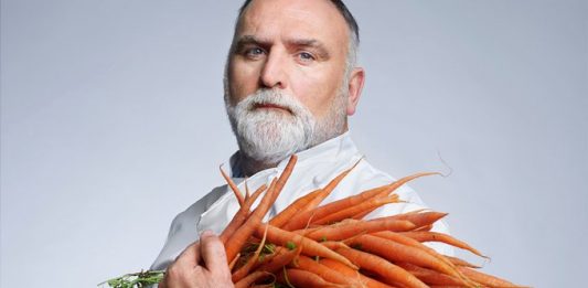 El chef español José Andrés ilustra la portada de la revista "Time" de abril, un especial llamado "Separados pero no solos" (Foto @time)