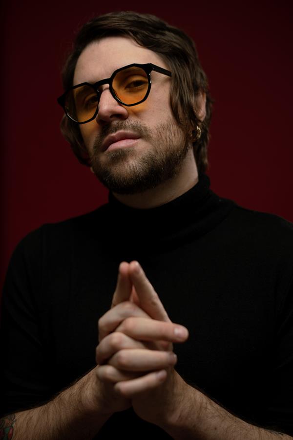 Vega coment&oacute; que en cierto modo es una canci&oacute;n autobiogr&aacute;fica e introspectiva, ya que &eacute;l es de los que se quedan sentados y no bailan en las fiestas.