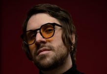 Vega comentó que en cierto modo es una canción autobiográfica e introspectiva, ya que él es de los que se quedan sentados y no bailan en las fiestas.